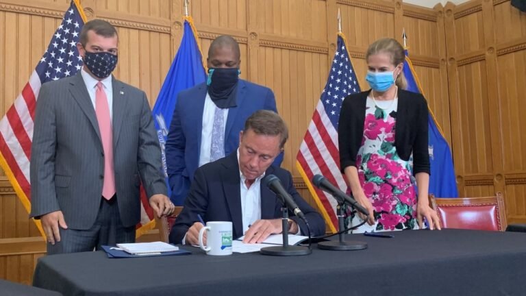 Gobernador firma ley de reforma policial