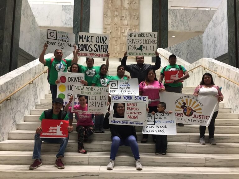 Gobernador firma ley que otorga a indocumentados licencias para conducir