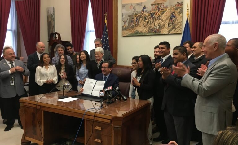 Gobernador firma ley que permite acceso a ayuda financiera para dreamers