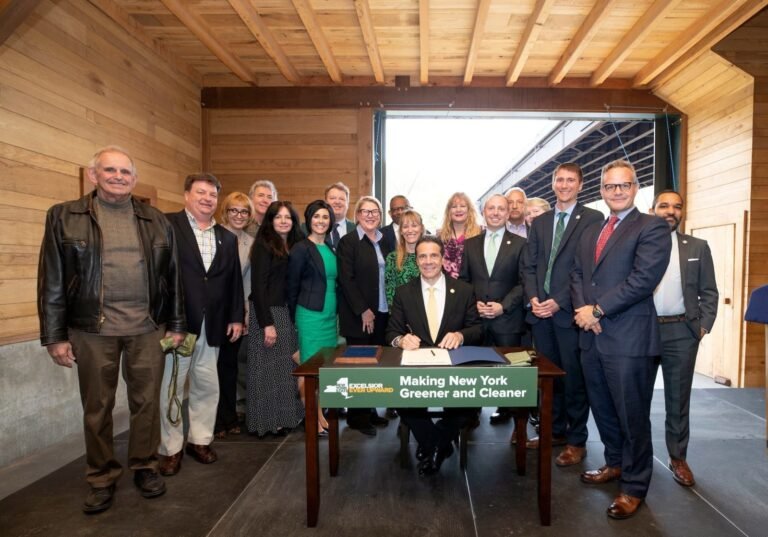 Gobernador firma ley que prohíbe bolsas de plástico