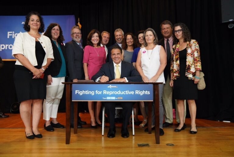 Gobernador firma orden ejecutiva  de anticoncepción femenina en Westchester