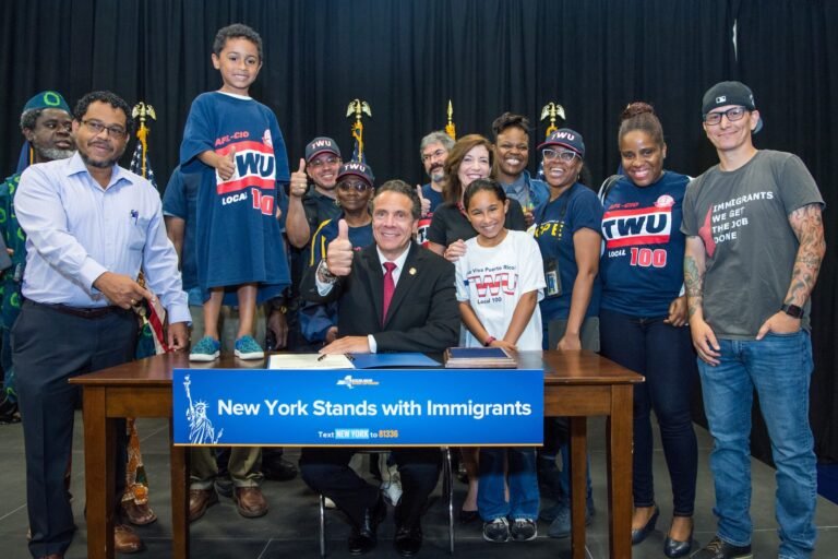 Gobernador firma proyecto para aumentar protecciones para niños inmigrantes