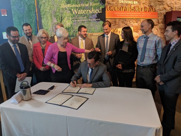 Gobernador firma proyectos de ley sobre resiliencia al cambio climático y energía renovable