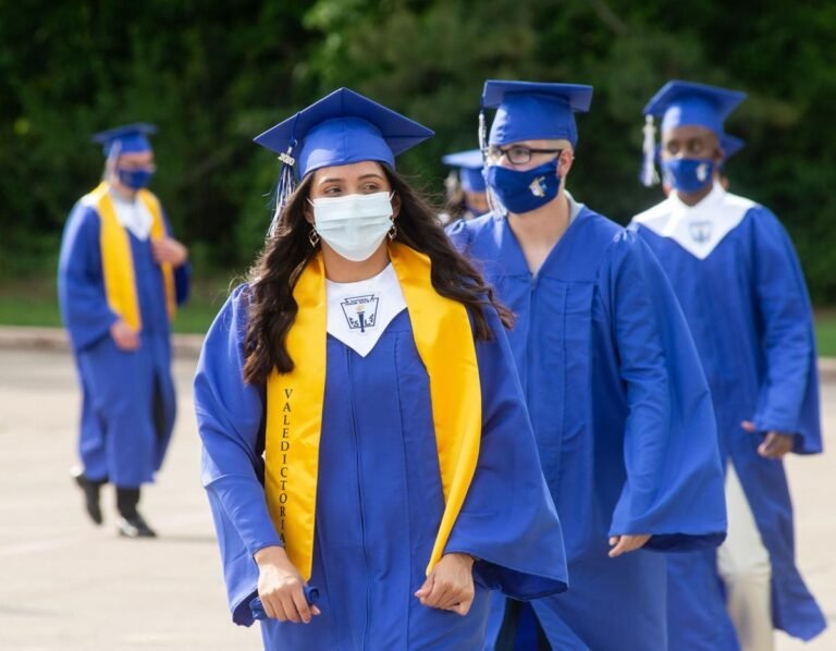 Gobernador permitirá pequeñas graduaciones de secundaria en persona