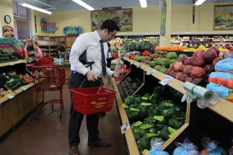 Gobernador presiona para aplicar impuesto sobre la venta a comestibles y medicamentos