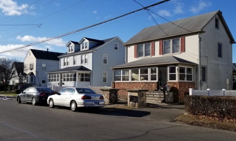 Gobernador promete viviendas asequibles en suburbios para familias de bajos ingresos