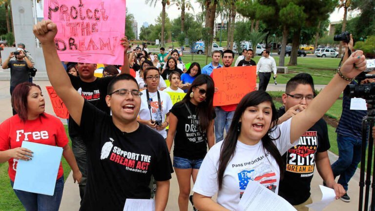 Gobernador quiere otorgar a soñadores matrícula gratis en las universidades estatales