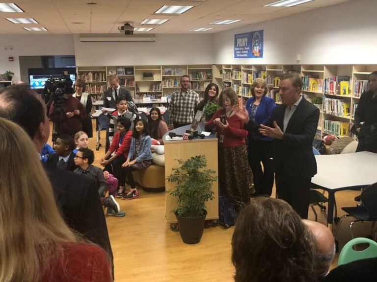 Gobernador visita escuela primaria donde las calificaciones han mejorado