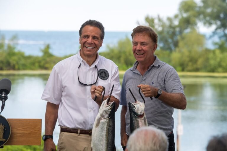 Gobernadores de CT y NY abordan problemas de ambos estados…¡Pescando en lago!