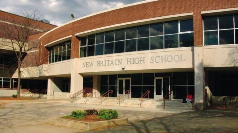 Graban a adolescentes en escuela participando en acto sexual