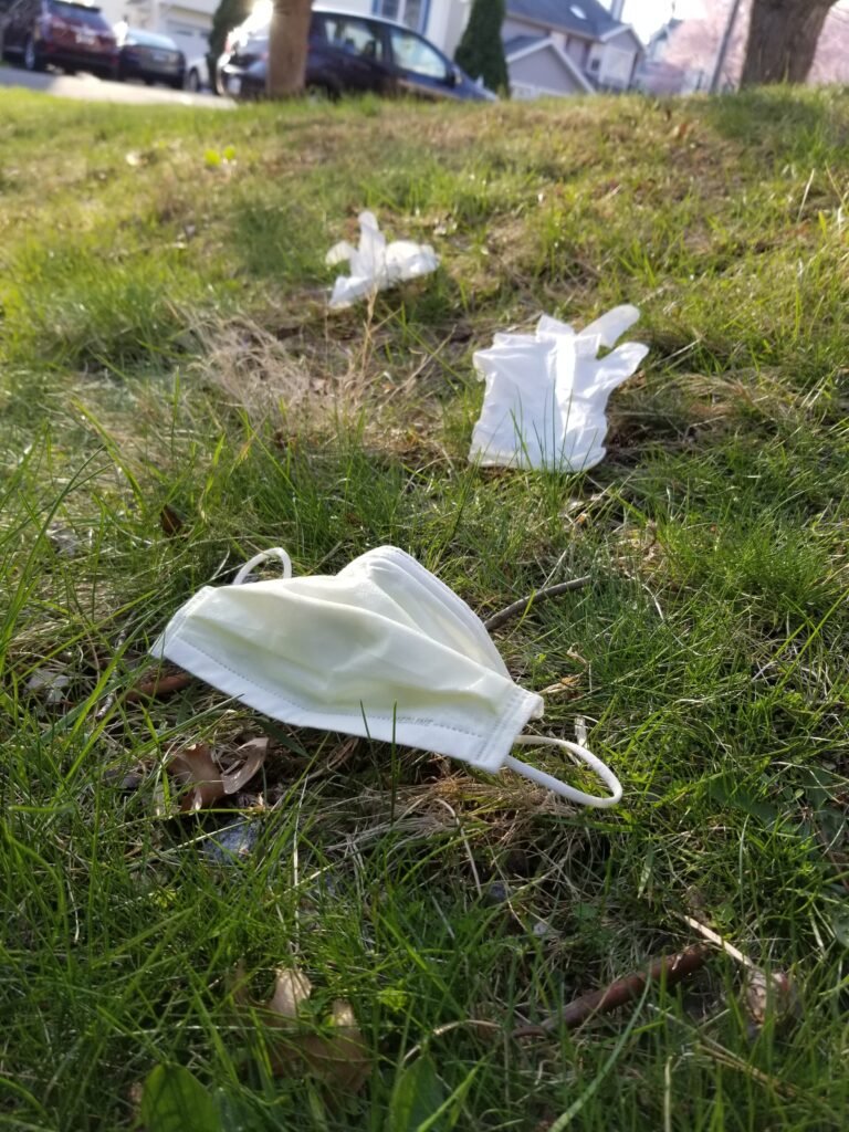 Guantes y mascarillas tirados en calles causan malestar en vecinos