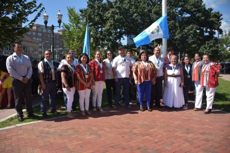 Guatemaltecos celebran 197 años de independencia