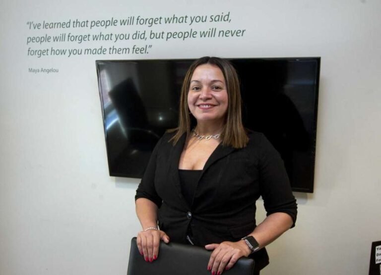 Hispana deja organización que construye viviendas asequibles