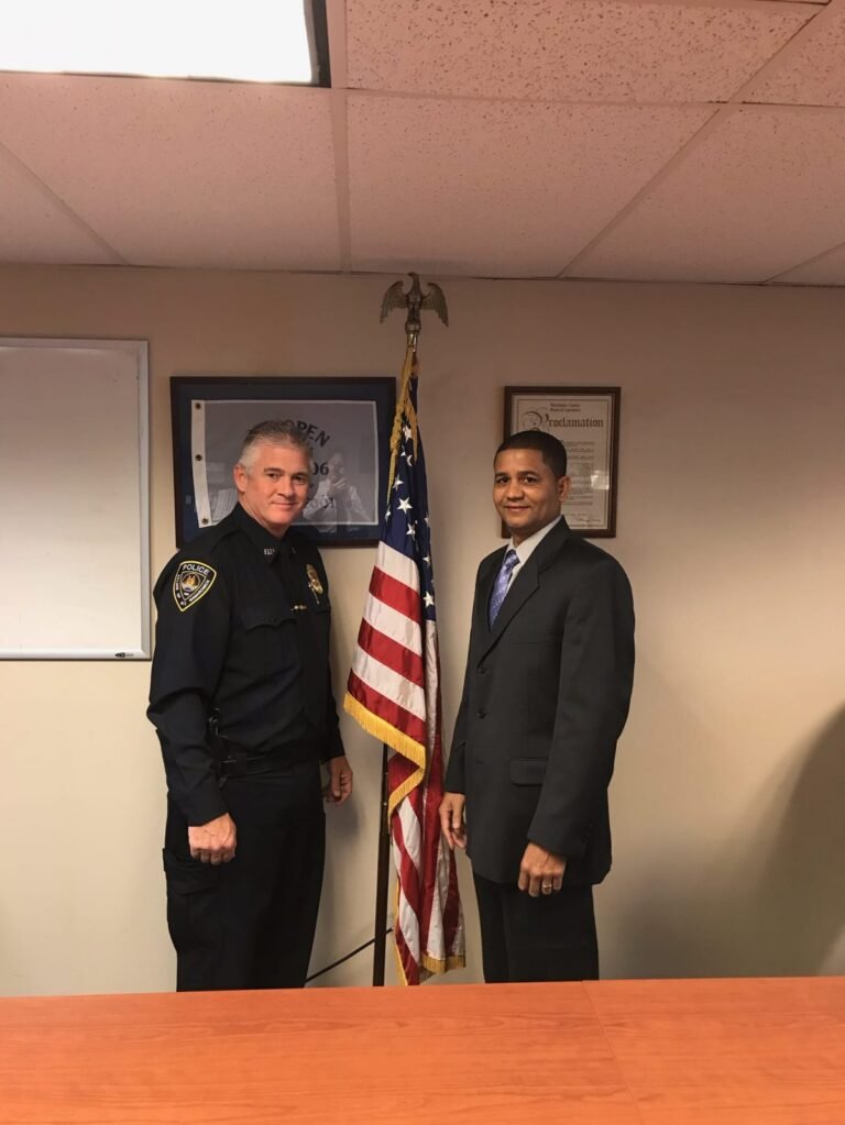 Hispano gana demanda y es promovido a sargento de la policía