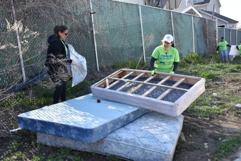 Hispanos recogen “montañas” de deshechos de reciclaje