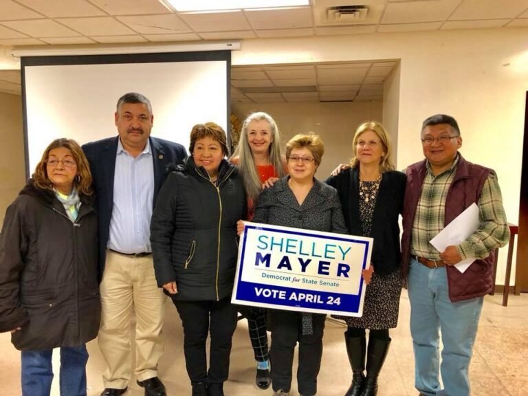 Hispanos se reúnen con asambleísta para expresar inquietudes y propuestas