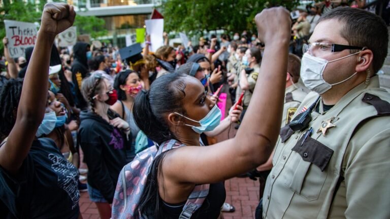 Hispanos y afroamericanos desproporcionadamente afectados por el sistema de justicia penal