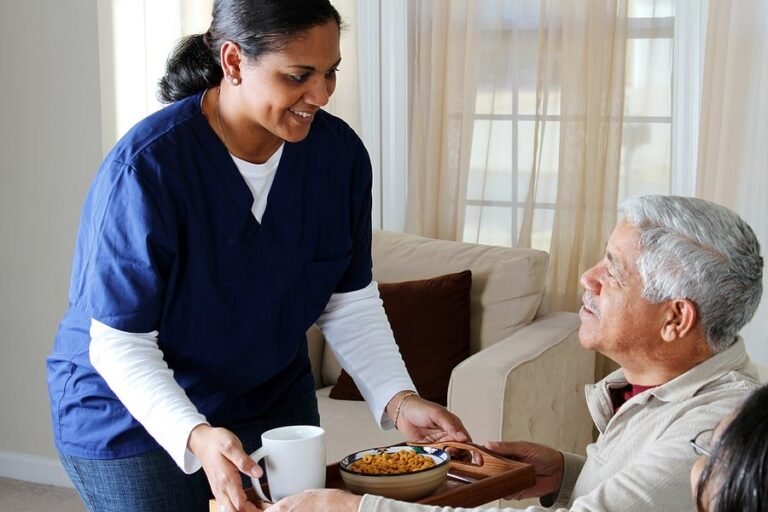 Hogares de ancianos advierten sobre tercer pico de casos de COVID-19 debido a propagación comunitaria
