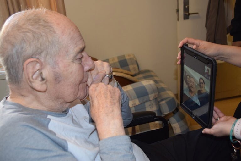 Hogares de ancianos facilitarán visitas virtuales entre pacientes y familiares