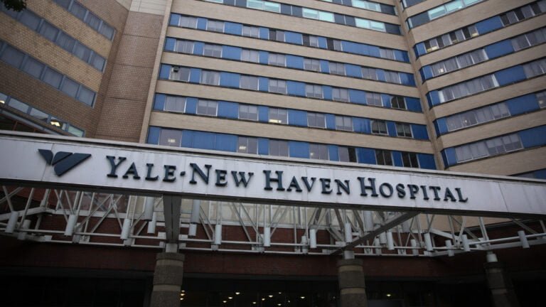 Hospitales restringen visitas