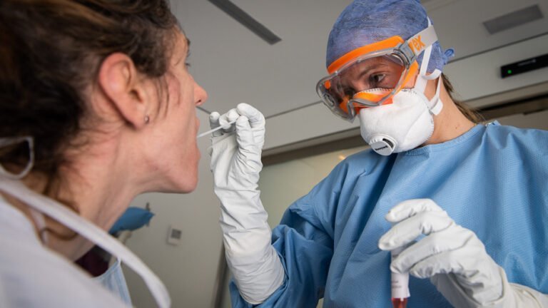 Hospitalizaciones por COVID-19 caen por debajo de 150