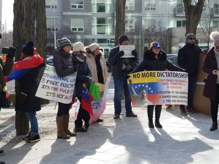 Venezolanos se unen para protestar contra régimen de Maduro y apoyar a Presidente interino