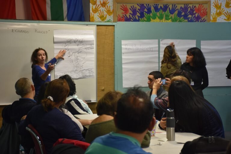 En evento “Echando Raíces”: Ideas productivas sobre cómo la comunidad  hispana podría fortalecerse y superar los retos