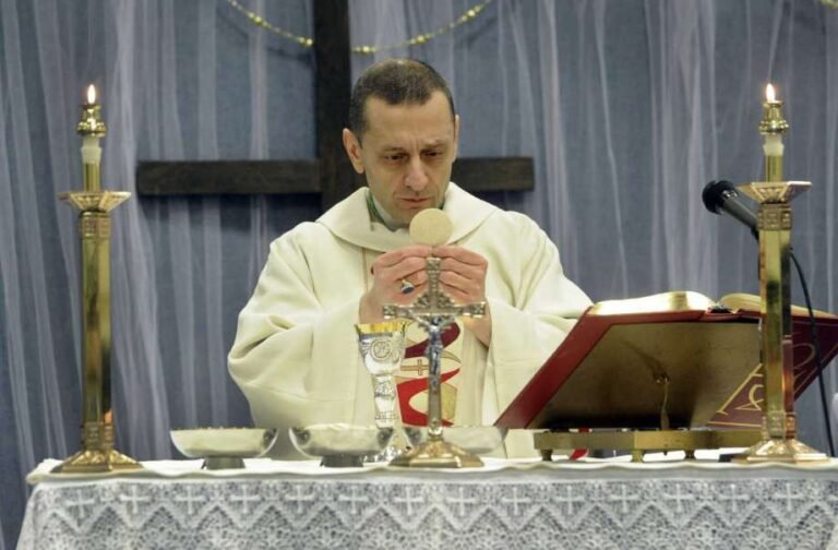 Iglesias católicas reanudarán las misas de lunes a viernes