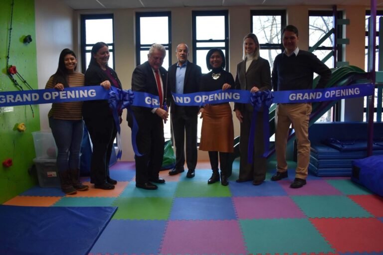 Inauguran clínica para niños con autismo