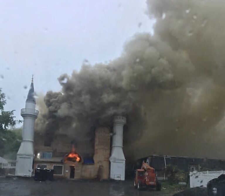 Incendio en mezquita fue intencional, aseguran autoridades