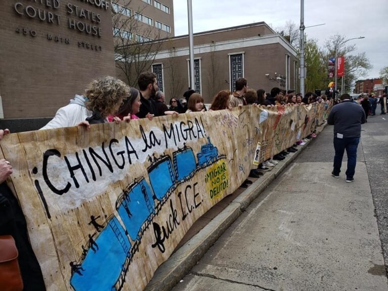 Inmigrantes construyen “muro humano” alrededor de la oficina del ICE