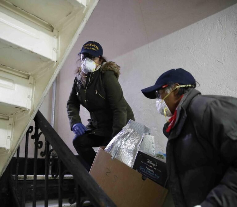 Inmigrantes se unen para entregar alimentos a familias necesitadas