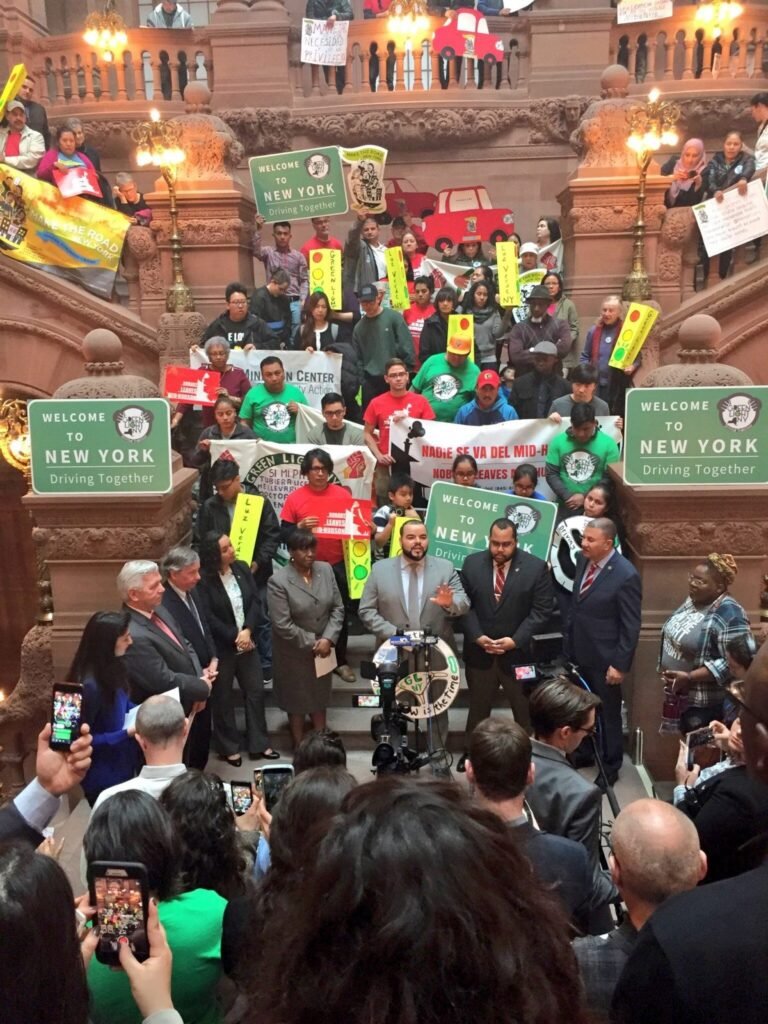 Inmigrantes siguen presionando por licencias de conducir para indocumentados y NY Dream Act