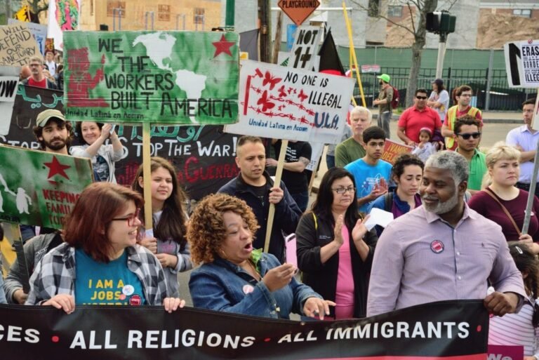 Inmigrantes y defensores exigen nueva ordenanza de Ciudad Santuario