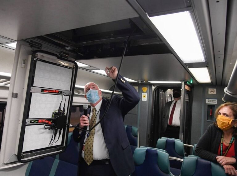 Instalan purificador de aire en trenes para matar gérmenes que causan el COVID-19