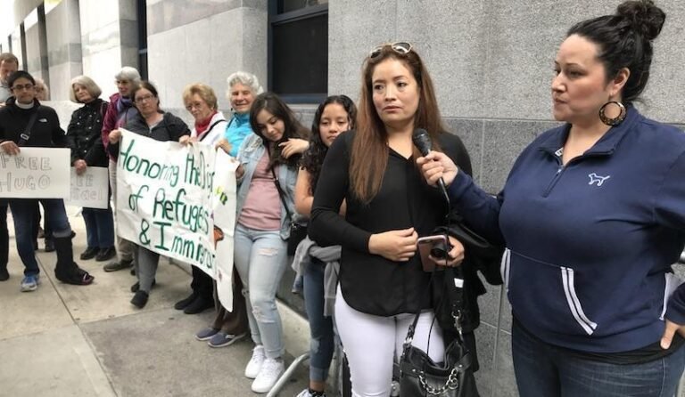 Instan a ICE liberar a solicitantes de asilo para evitar propagación de COVID-19