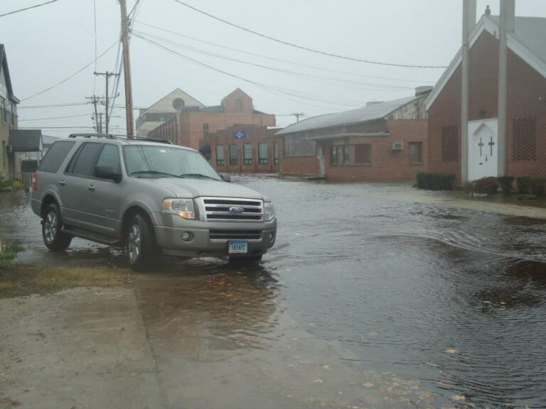 Intensa lluvia causa inundaciones en varias zonas del Estado