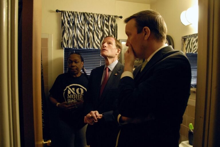 Investigan a propietario que alquiló casas infestadas a familias pobres