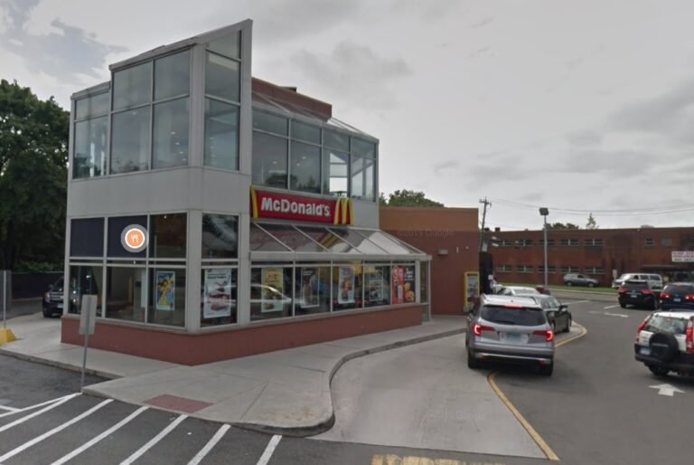 Investigan apuñalamiento en McDonald’s