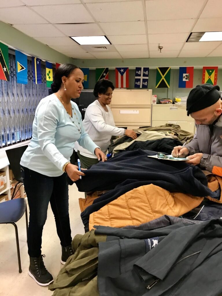 Jornaleros reciben abrigos