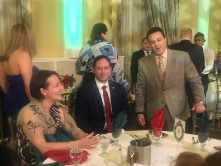 Jóvenes hispanos reciben becas en solemne celebración