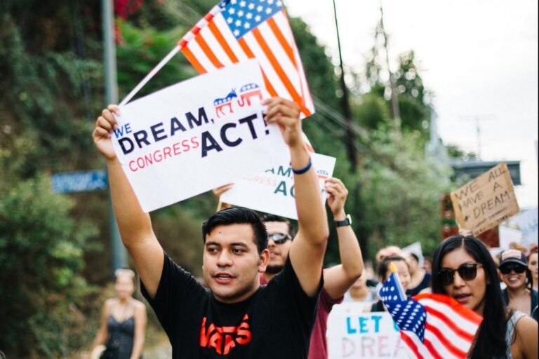 Jóvenes inmigrantes le dicen al Congreso: “Detengan este caos”