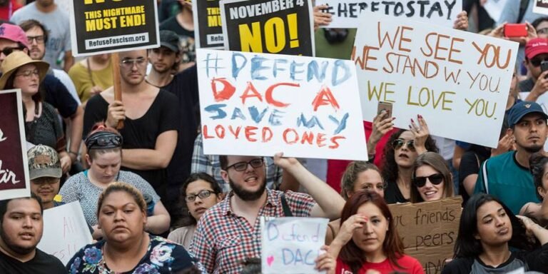 Juez ordena a Trump reactivar parcialmente el DACA