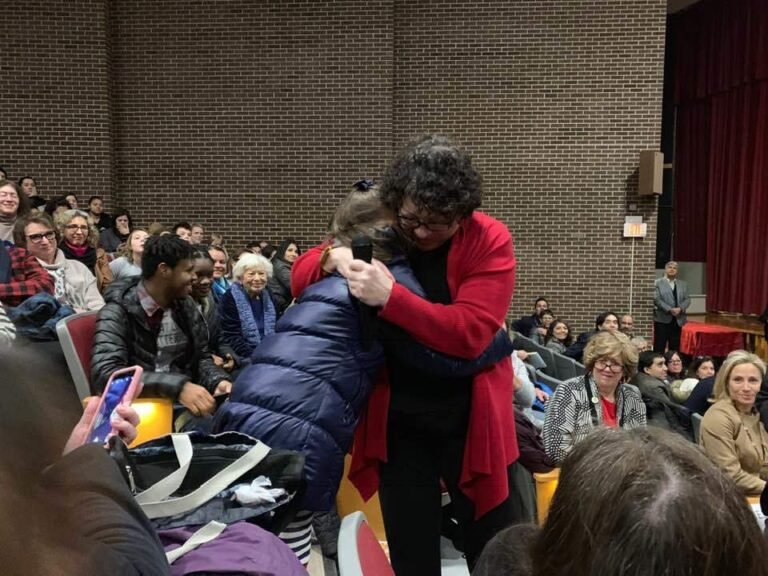 Jueza federal hispana comparte con comunidad