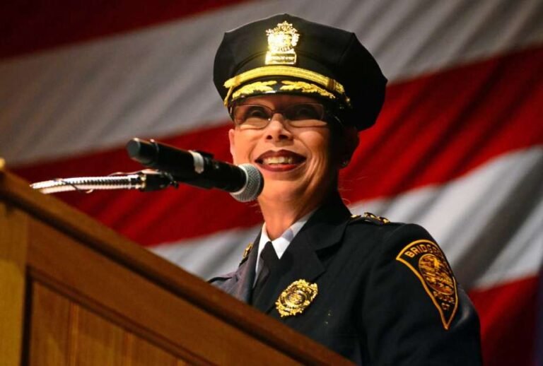 Juramentan a hispana como asistente de jefe de policía