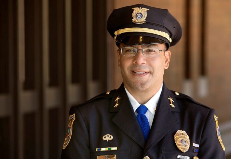 Juramentan a hispano como nuevo jefe de la policía
