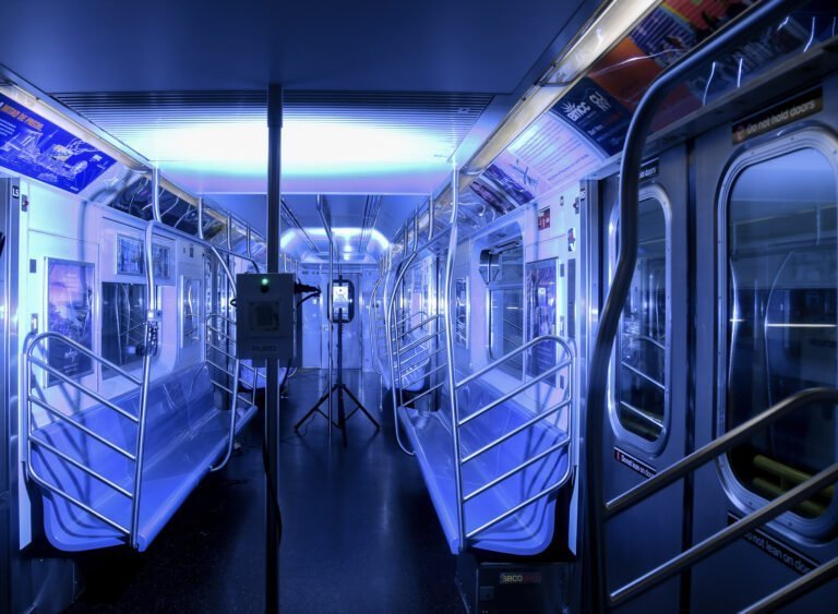 Lanzan programa piloto de luz ultravioleta para matar el COVID-19 en el transporte público