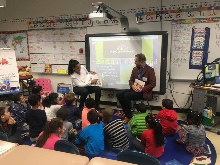 Leen cuentos a niños de escuela magnet