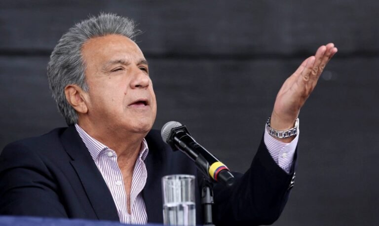 Los ecuatorianos descontentos con las medidas económicas reducen el apoyo al presidente