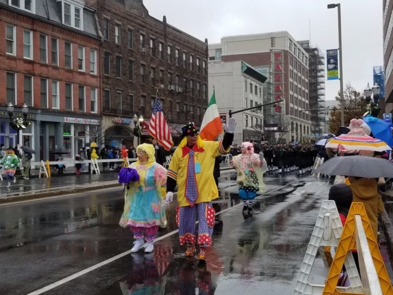 Lluvia no apaga alegría en Desfile de los Globos